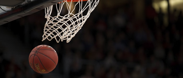 现代化学校体育馆内学生正在进行篮球比赛