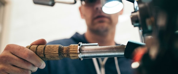 体育数据治理大屏显示着城市各类体育活动的实时统计数据图表